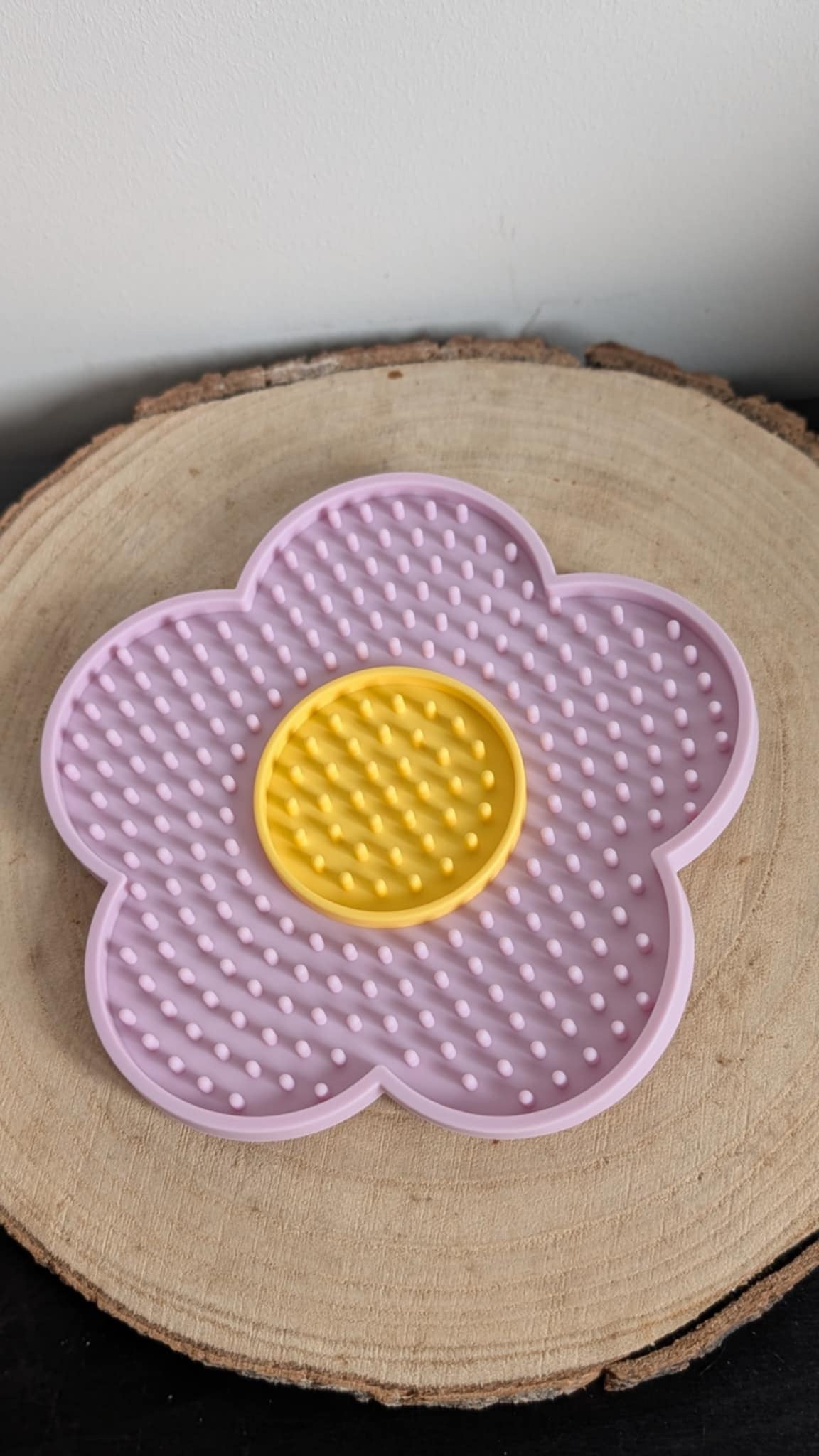 Flower lick mat - Baby pink